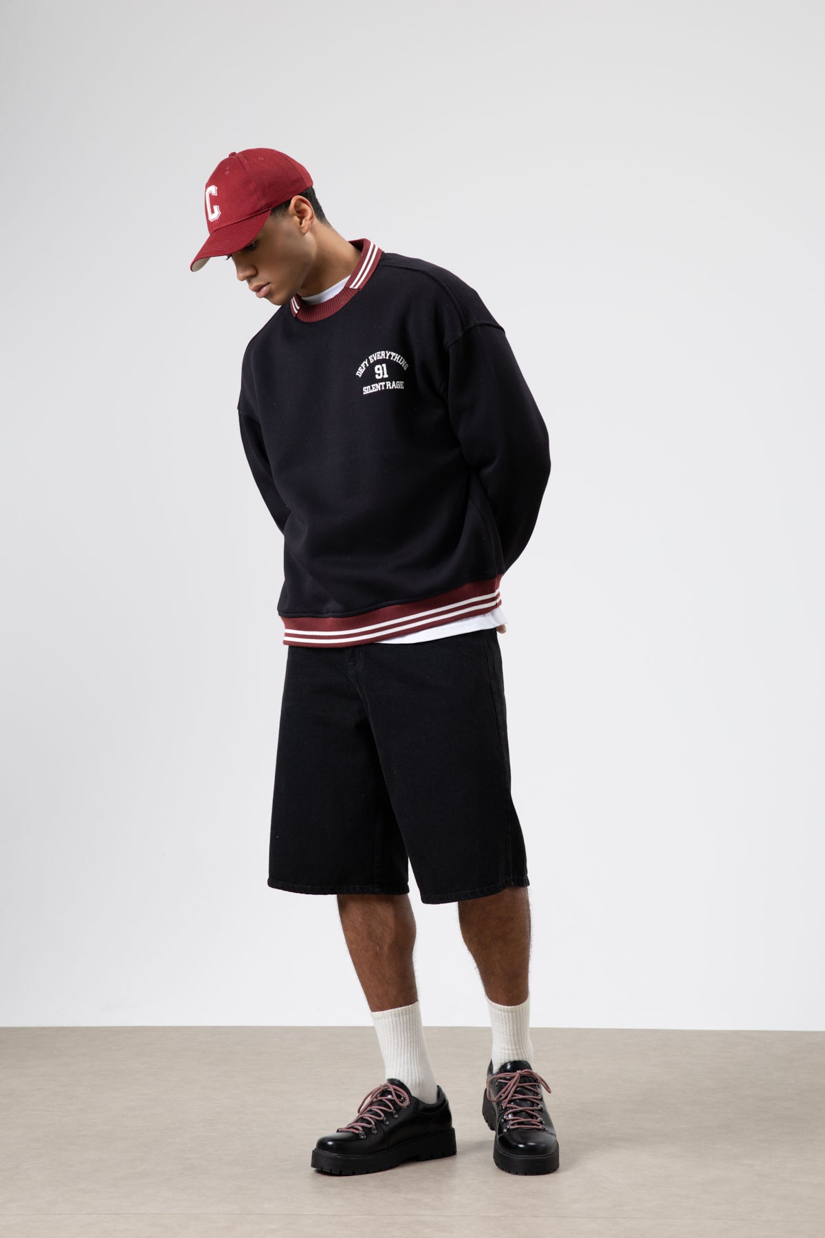 Oversize Yaka Nakış Detaylı Sweatshirt Siyah