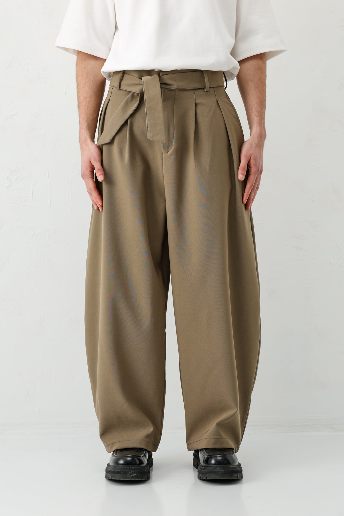 Barrel Fit Tailored Fit Kemerli Pantolon Haki