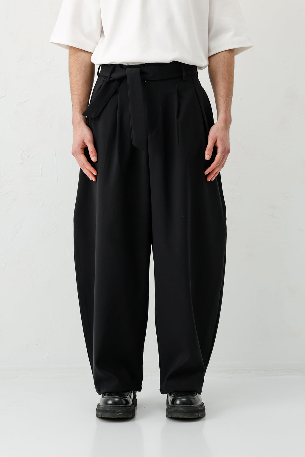 Barrel Fit Tailored Fit Kemerli Pantolon Siyah
