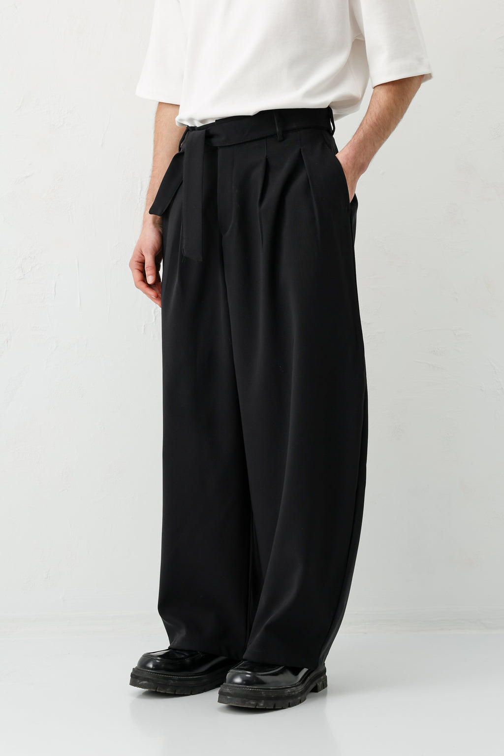Barrel Fit Tailored Fit Kemerli Pantolon Siyah